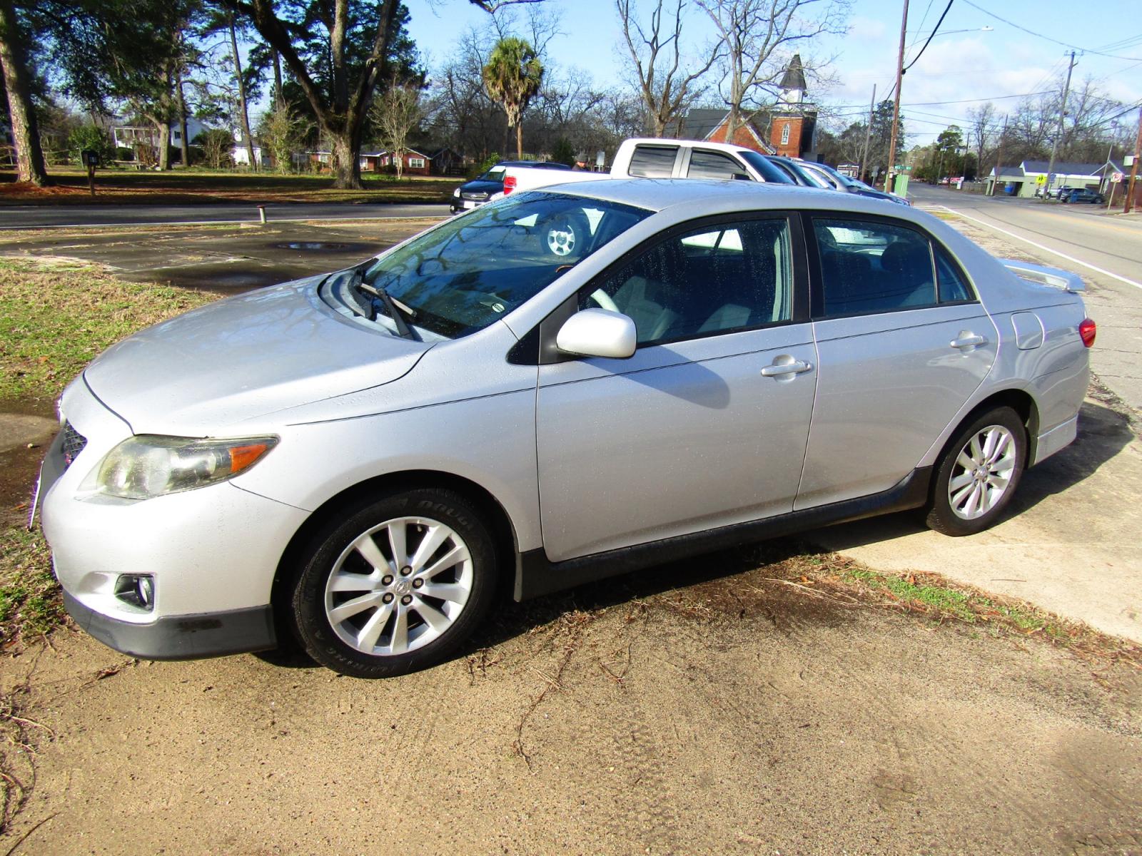 2010 Silver Toyota Corolla Base 4-Speed AT (2T1BU4EEXAC) with an 1.8L L4 DOHC 16V engine, Automatic transmission, located at 15016 S Hwy 231, Midland City, AL, 36350, (334) 983-3001, 31.306210, -85.495277 - Photo #2